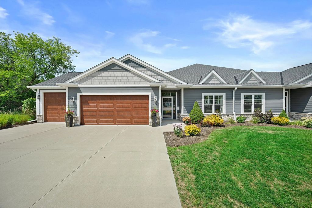 147 Phantom Lake Ct, Mukwonago