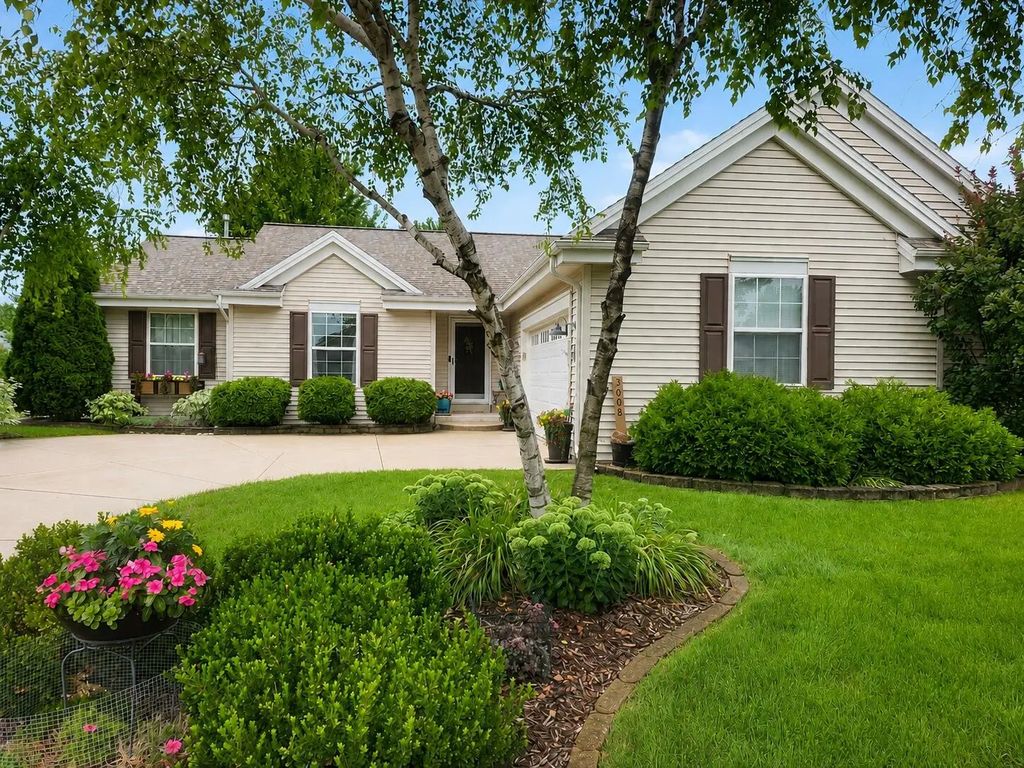 3608 Rivers Crossing Dr, Waukesha