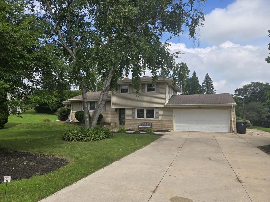 N71w13776 Nicolet Ct, Menomonee Falls