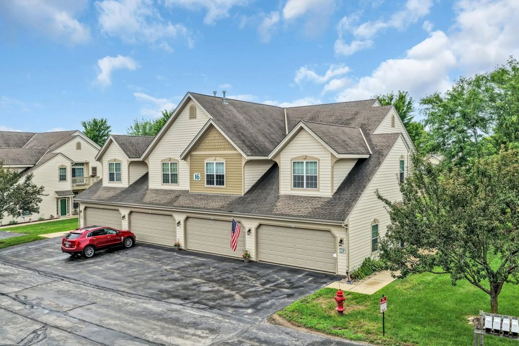 8615 S Stratford Rd 102-16, Oak Creek