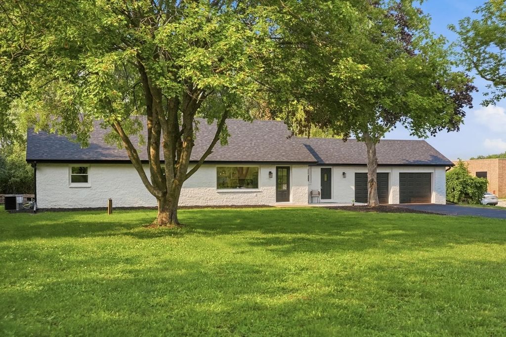 7526 W County Line Rd, Mequon