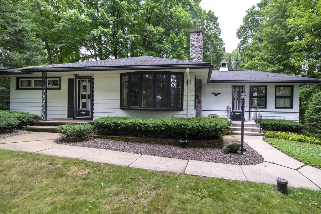 755 Adelmann Ave, Brookfield