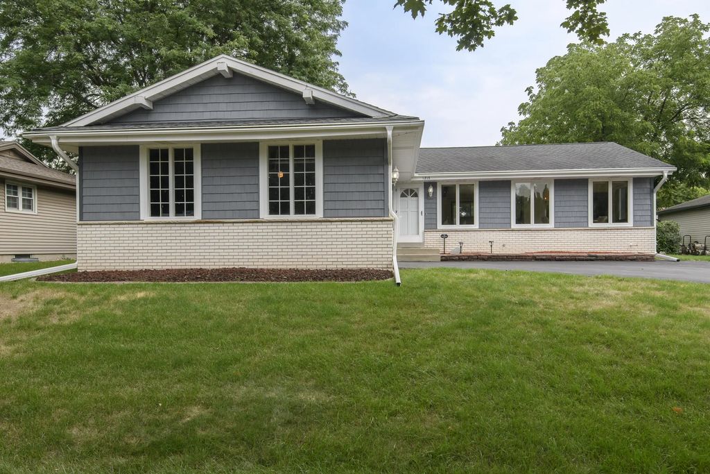 1815 Haymarket Rd, Waukesha