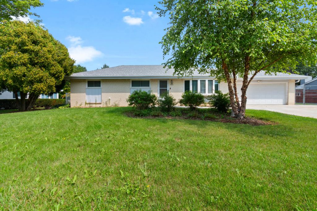 8826 S Patricia Blvd, Oak Creek