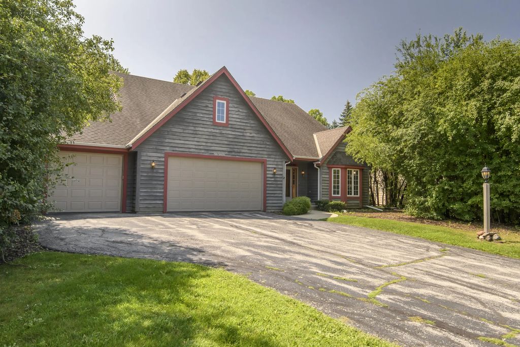 N52w14305 Thornhill Dr, Menomonee Falls