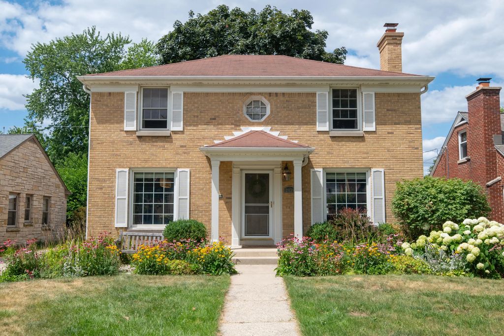 2439 N 81st St, Wauwatosa