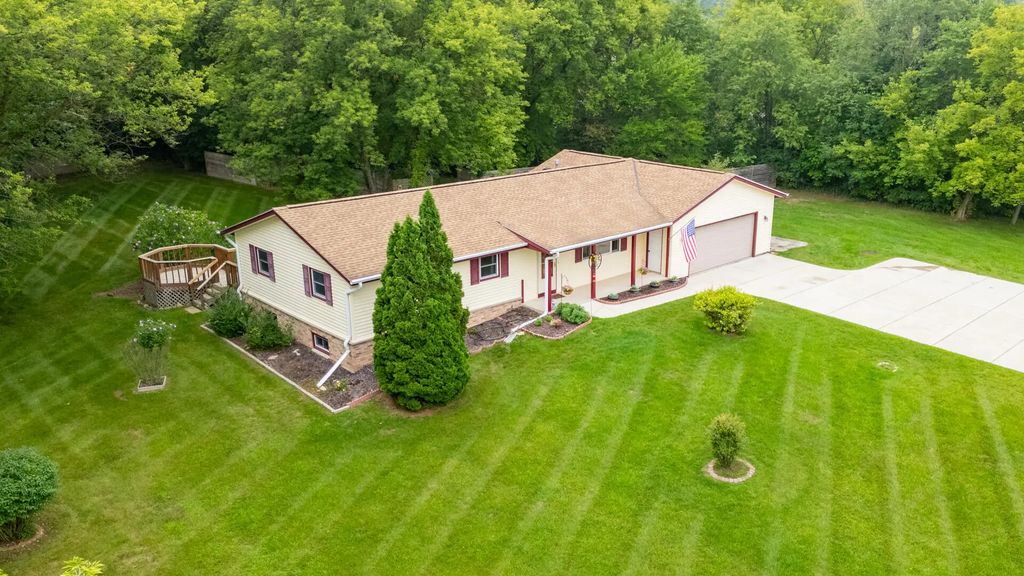 7841 Pathfinder Ln, Farmington