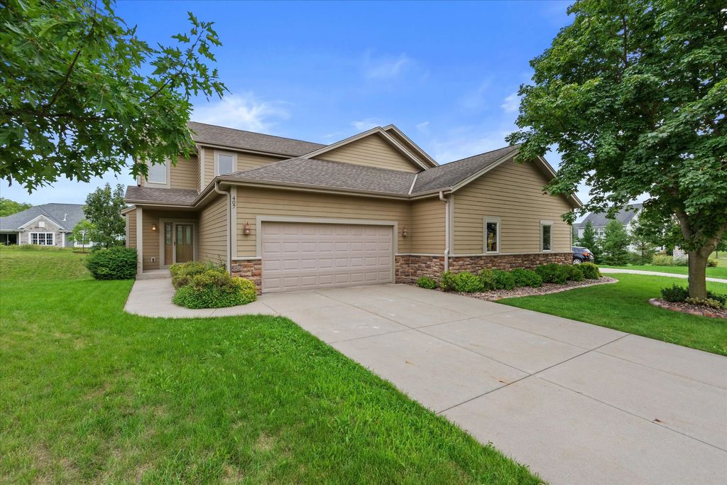 407 Century Oak Dr, Waukesha