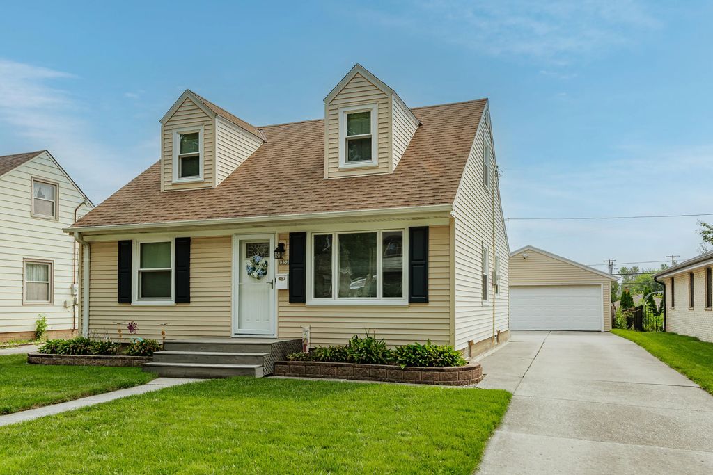 1332 S 94th St, West Allis