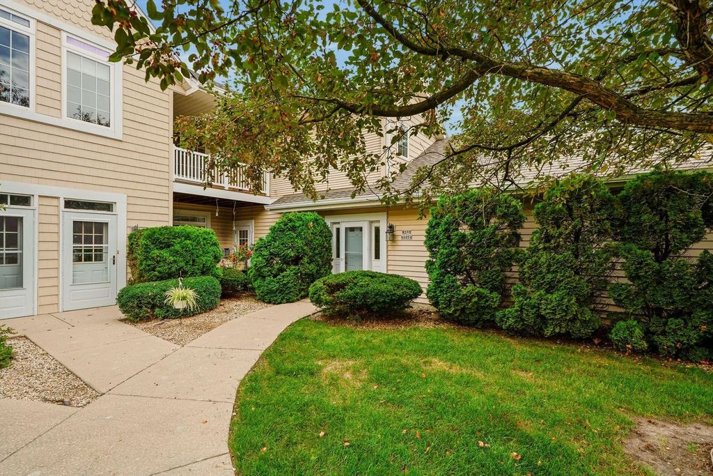 W398n6054 Autumn Woods Dr, Lac La Belle