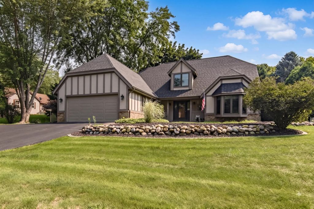 643 Cardiff Dr, Hartland