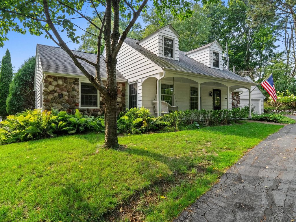 302 Fenway Ter, Manitowoc