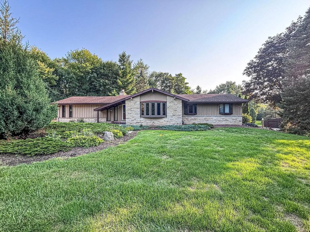 W228s5955 Arrow Ridge Rd, Waukesha