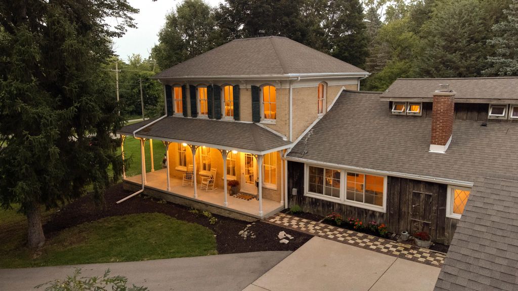 238 W Main St, Delafield