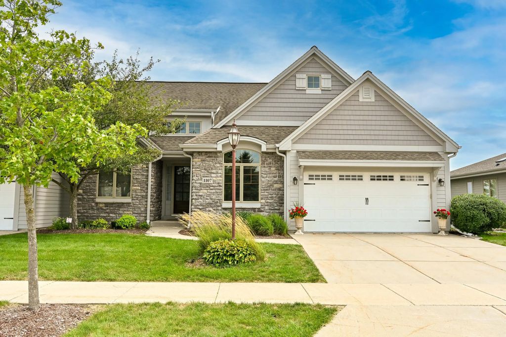 1107 Woodland Hills Dr, Waukesha