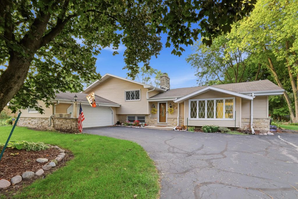 16200 Tomahawk Trl, Brookfield