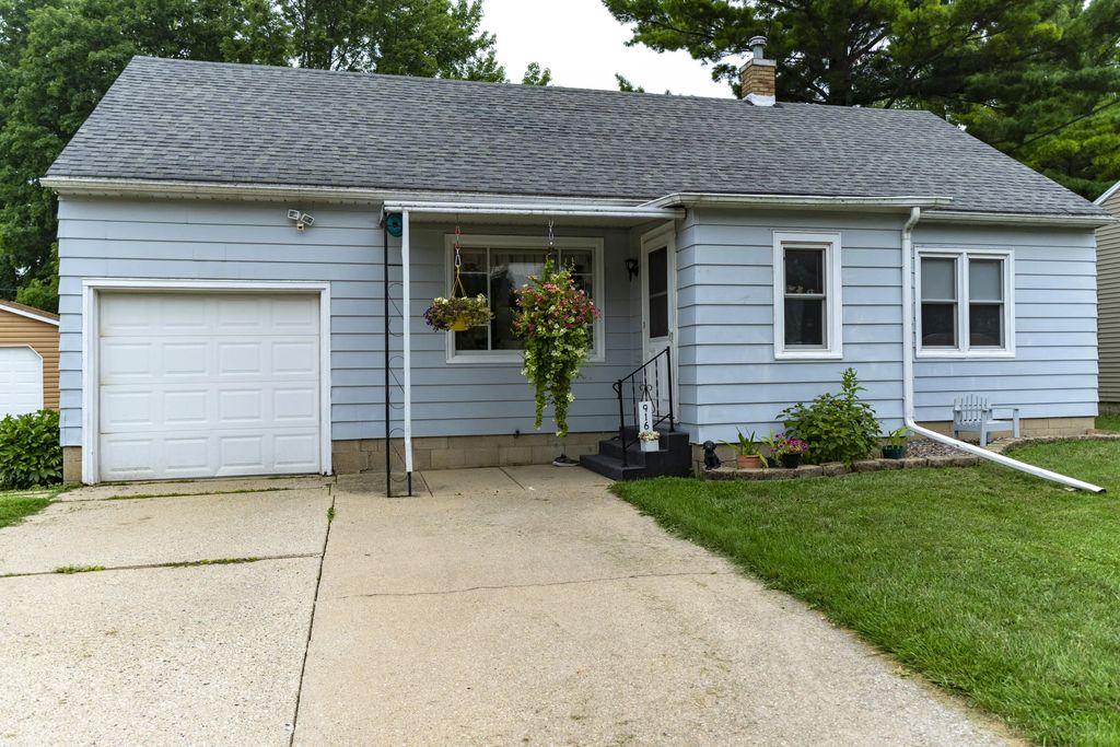916 Clark St, Watertown