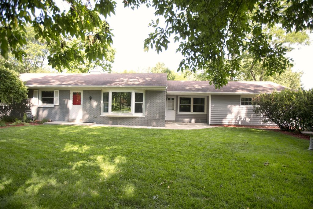 11800 Timberline Ln, Hales Corners