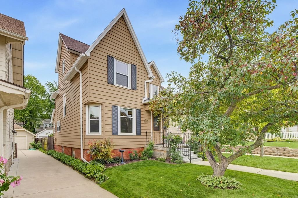 1542 S 79th St, West Allis