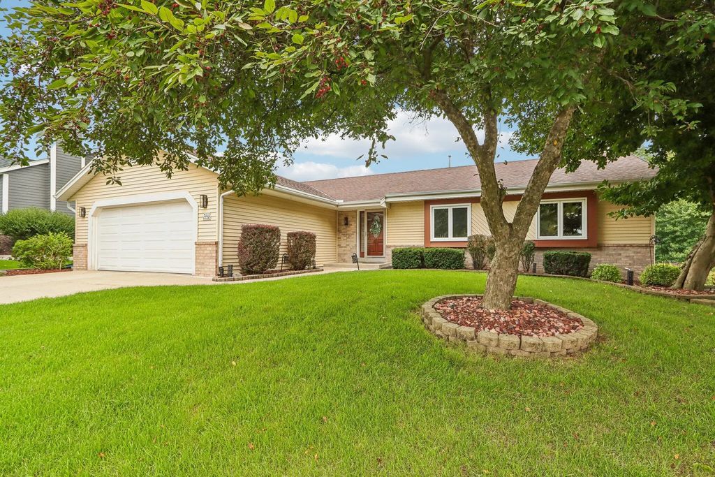 W235n6482 Outer Circle Dr, Sussex