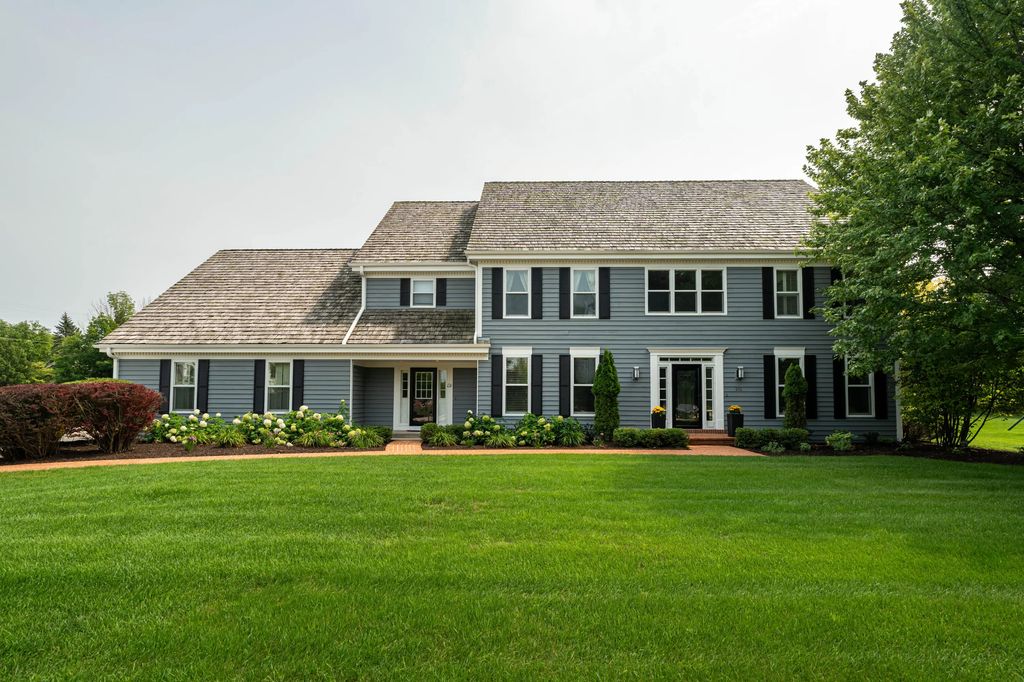 215 E Beechwood Ct, Mequon