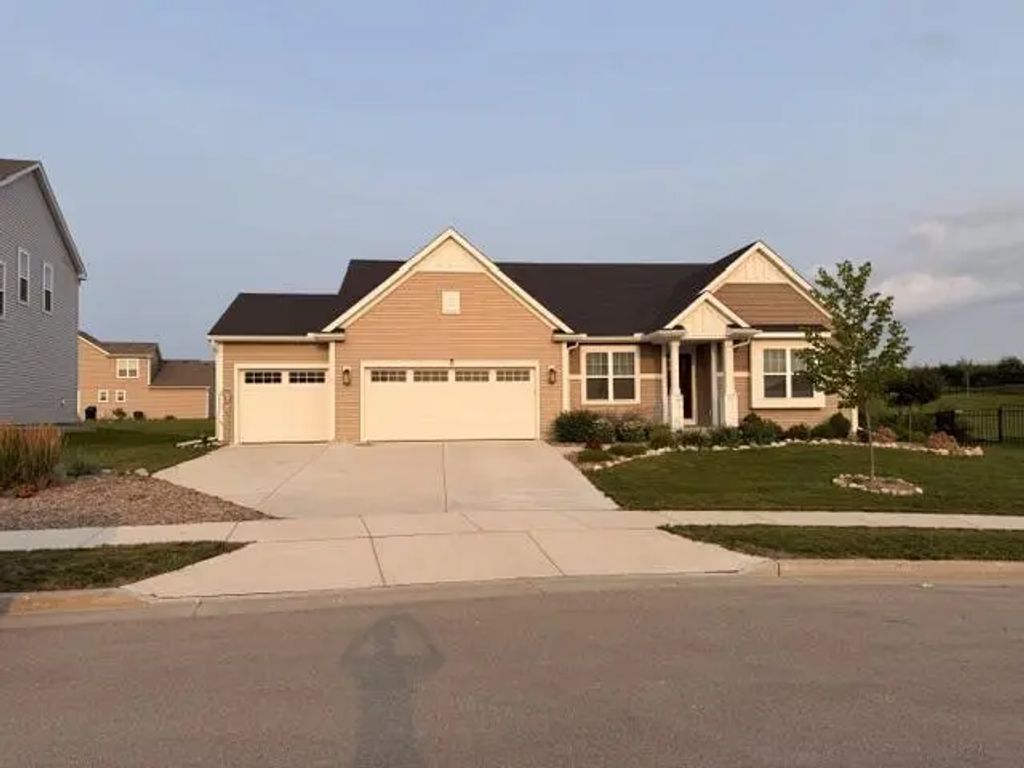 180 Emerald Cir, Saukville