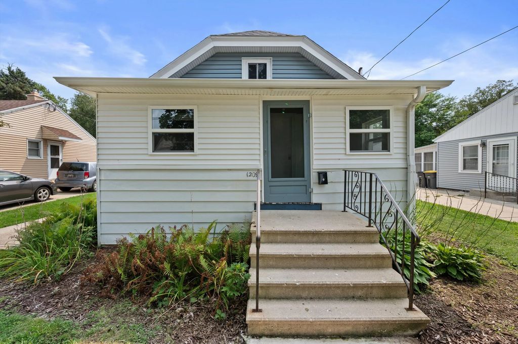 1209 Ellis St, Waukesha