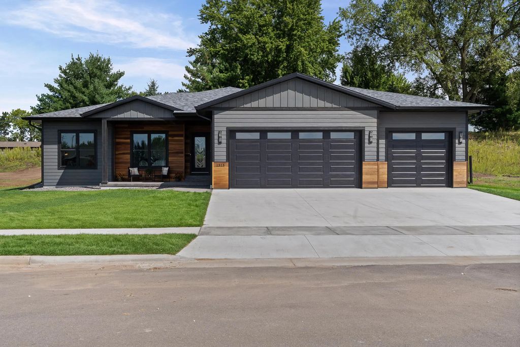 1313 Leo Dr, Holmen
