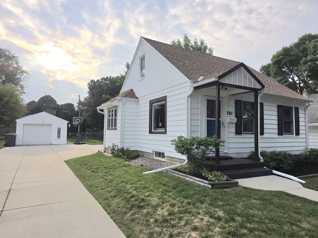 2811 S 88th St, West Allis