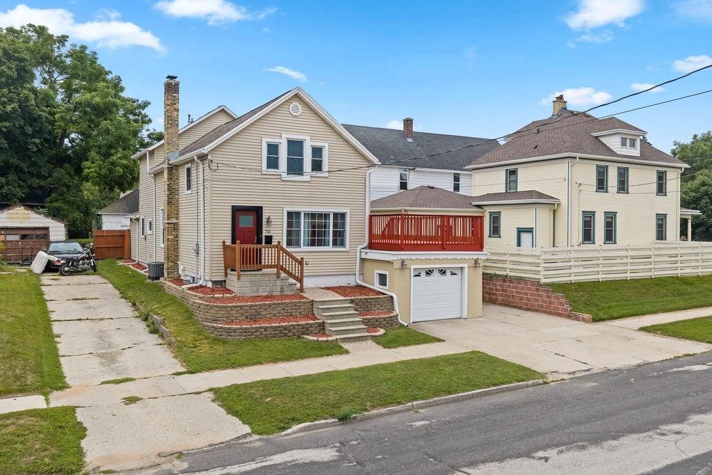 713 Huron St, Manitowoc