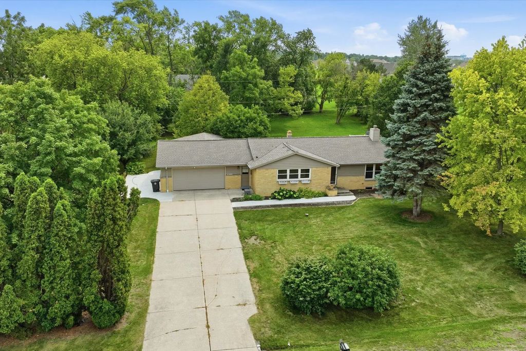 N68w15651 Chateau Dr, Menomonee Falls