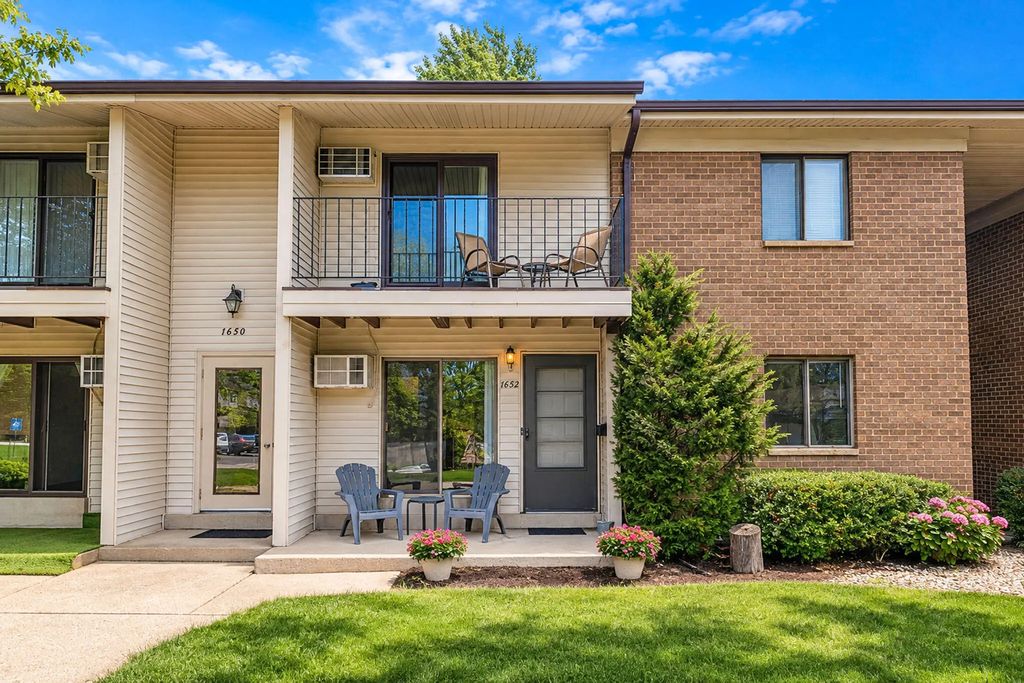1652 S Carriage Ln, New Berlin