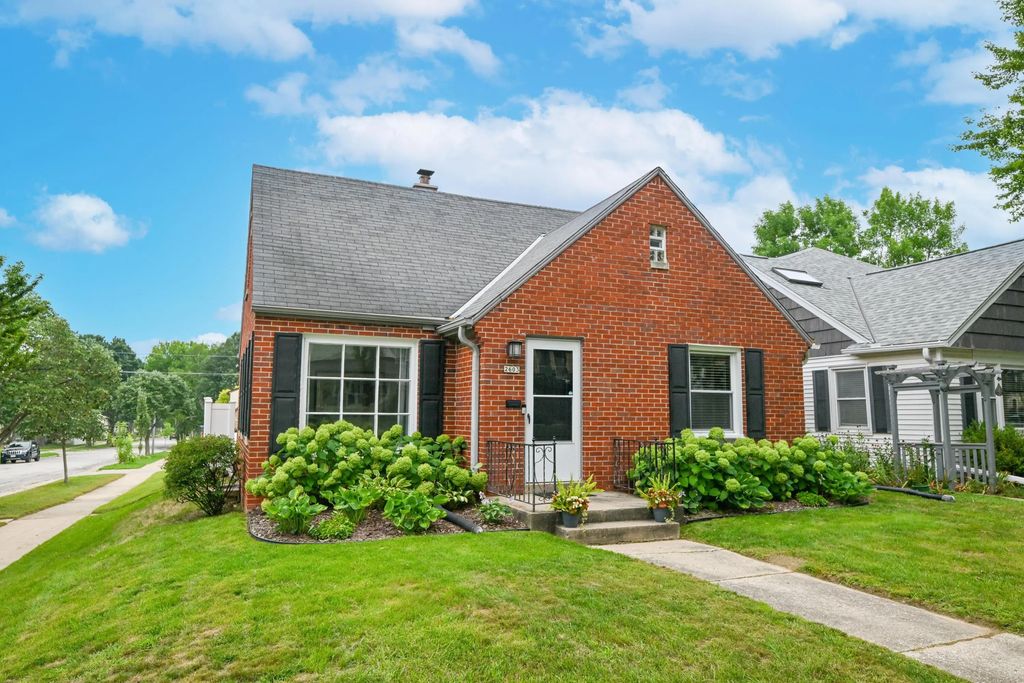 2603 N 66th St, Wauwatosa
