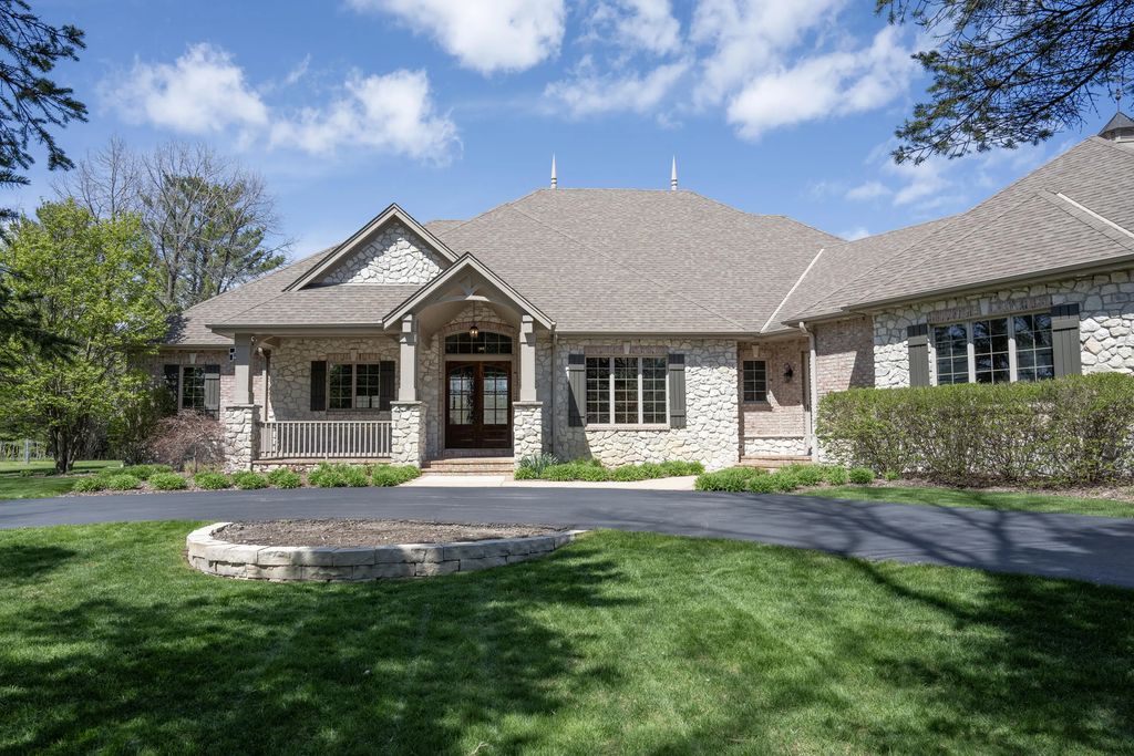 1512 W County Line Rd, Mequon