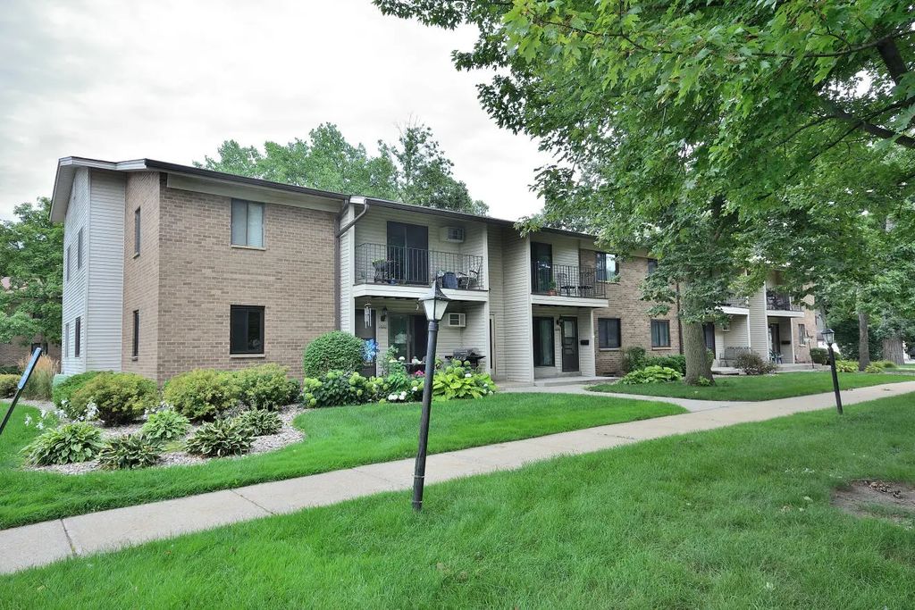 1686 S Carriage Ln, New Berlin