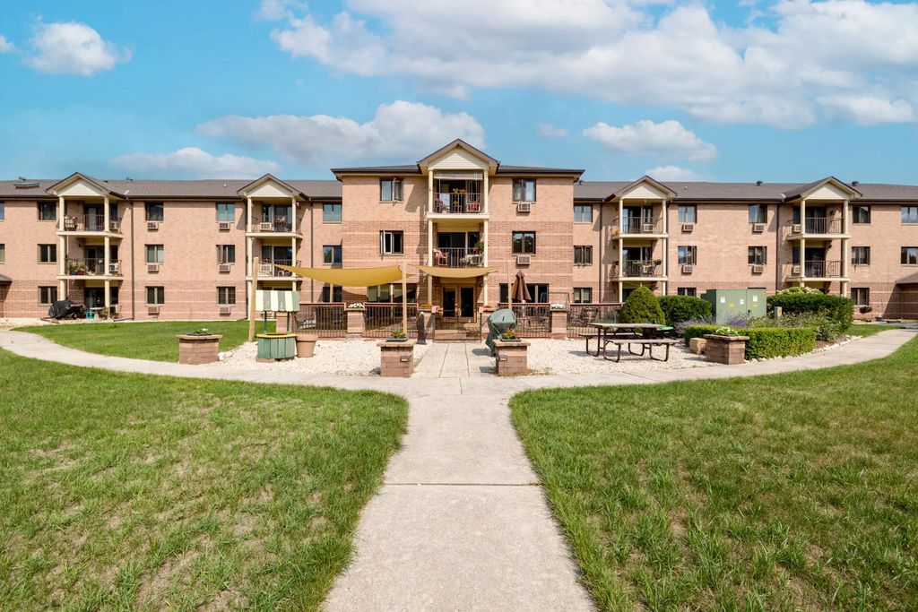 530 N Silverbrook Dr 327, West Bend