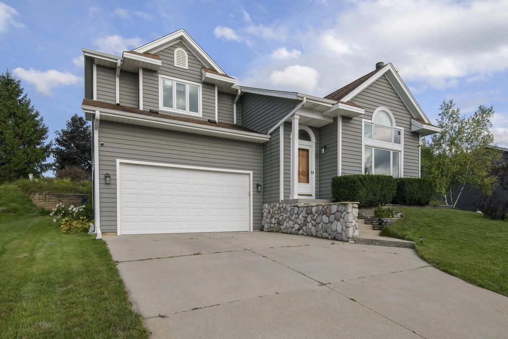 1497 Sunnyridge Rd, Pewaukee