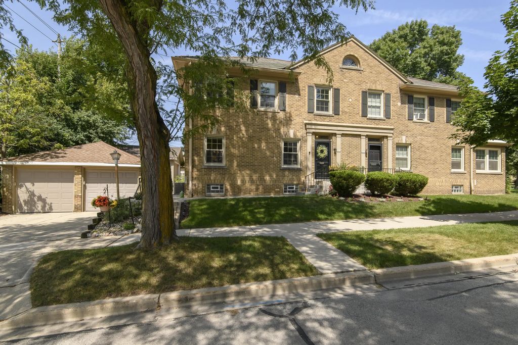 1614 E Kenmore Pl, Shorewood