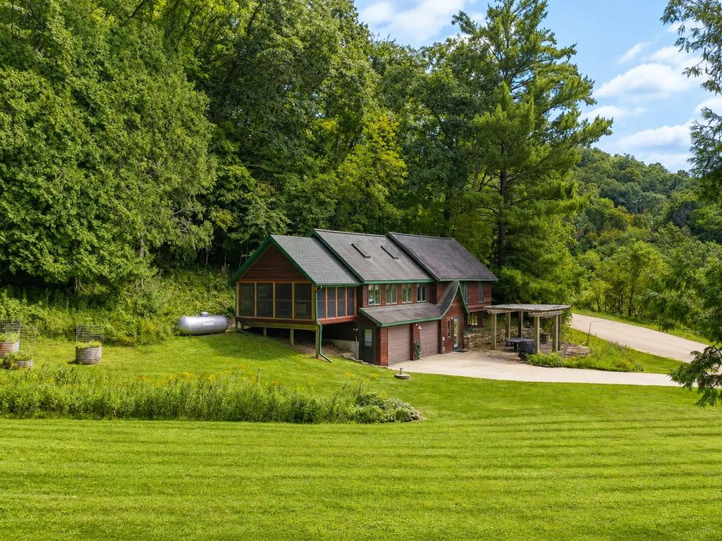 E10550 S Elk Run Rd, Webster