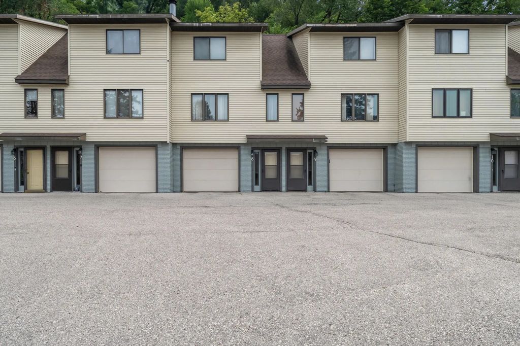 5241 33rd St S 8, La Crosse