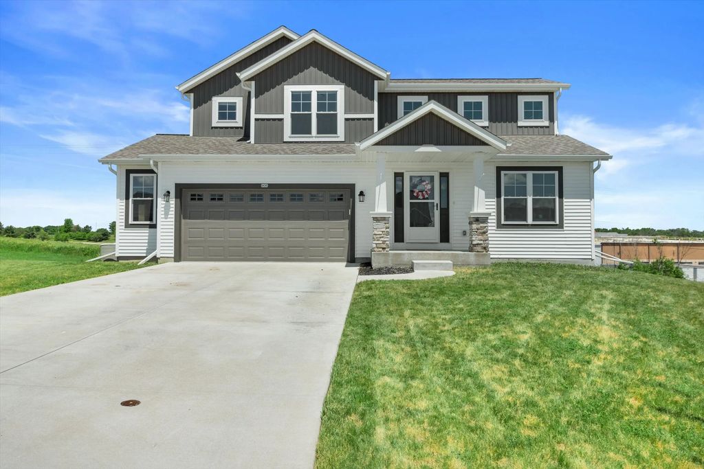 906 Ridge Ct, Watertown