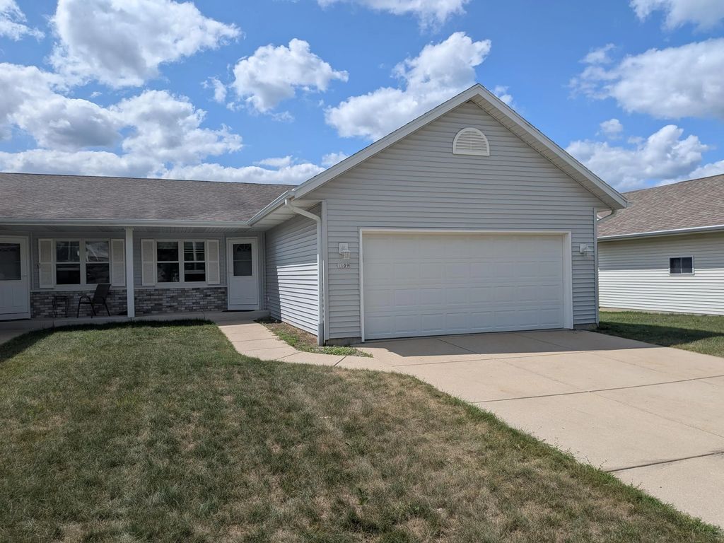1109 Firethorn Dr 1, West Bend