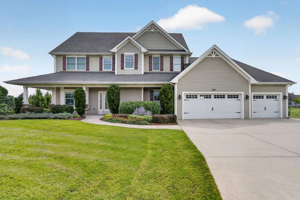 1347 W Stillwater Cir, Mequon