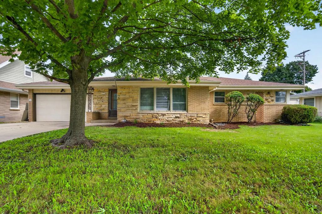 10216 W Burleigh St, Wauwatosa