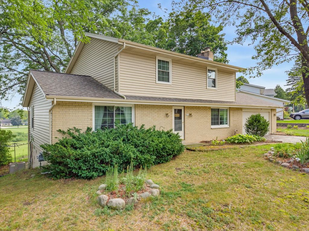 2721 Minot Ln, Waukesha