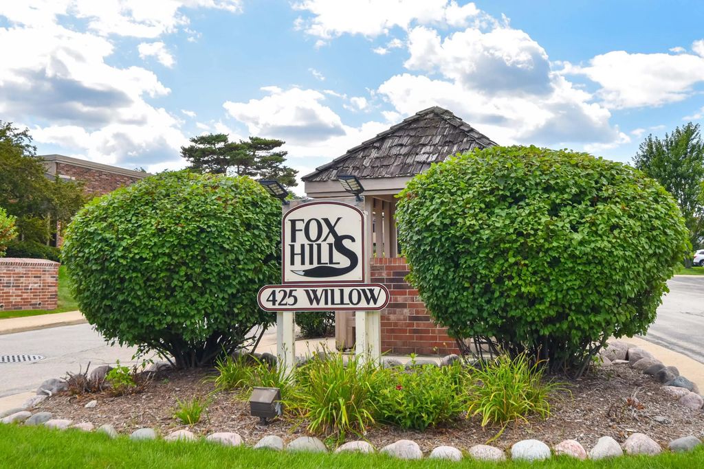 425 W Willow Ct 128, Fox Point