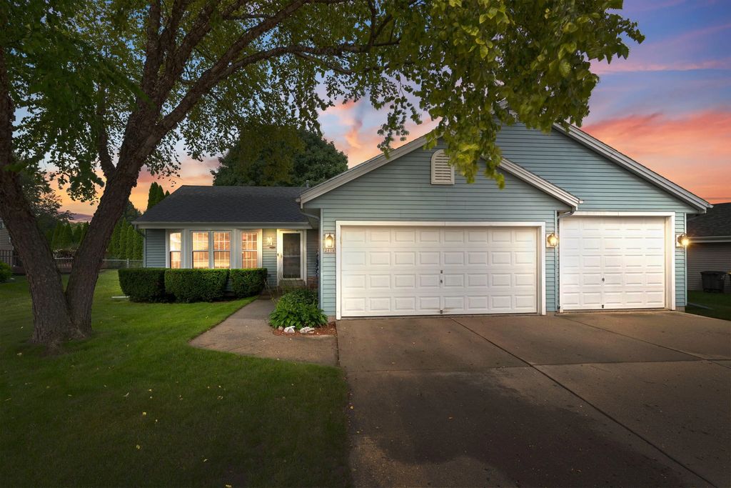 2114 Somerset Ct, Waukesha
