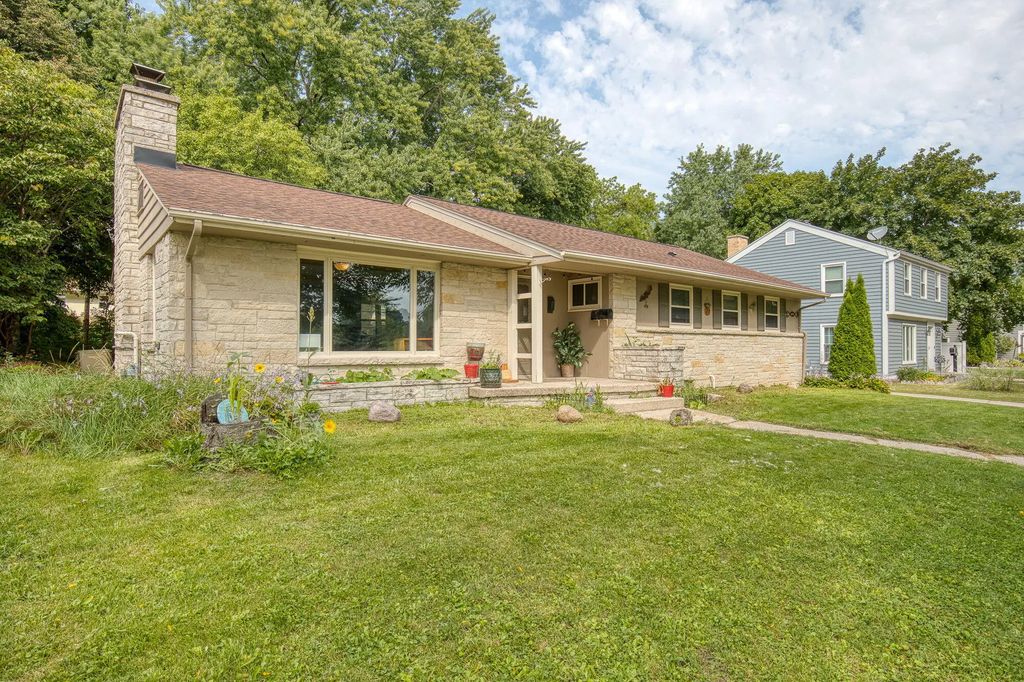684 S 6th Ave, West Bend