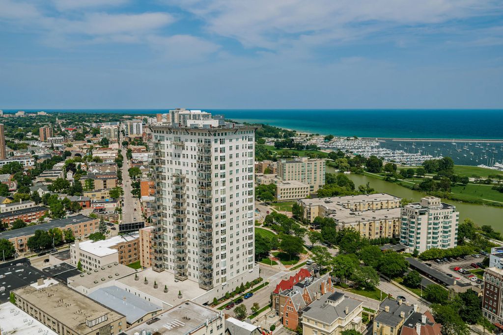 1313 N Franklin Pl 803, Milwaukee