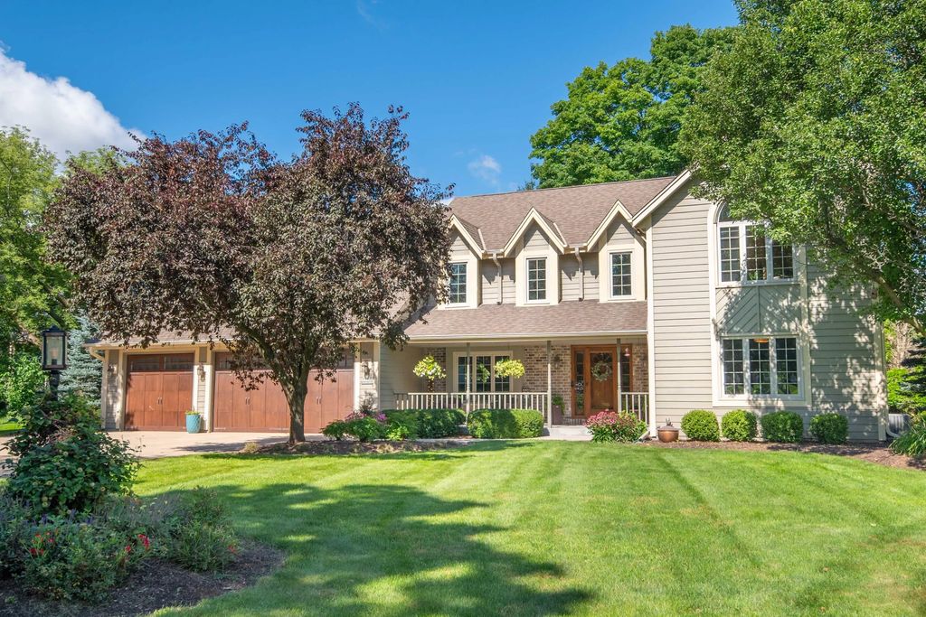 W168n10307 Wildrose Ln, Germantown